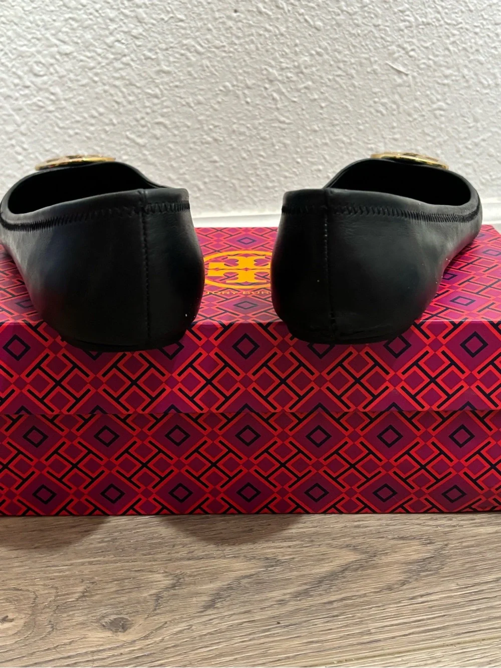 Tory Burch Black Leather. Ballet Flats with Gold Logo Medallion. Size 8